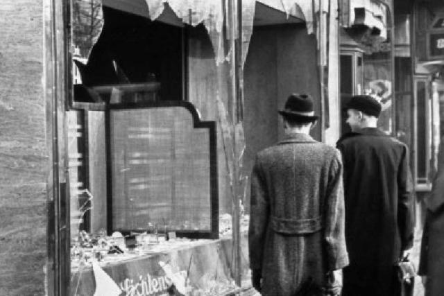 لحظة انتقام الالمان بحرق وتكسير محلات اليهود واعتقالهم في ليلة الكريستال - صورة أرشيفية