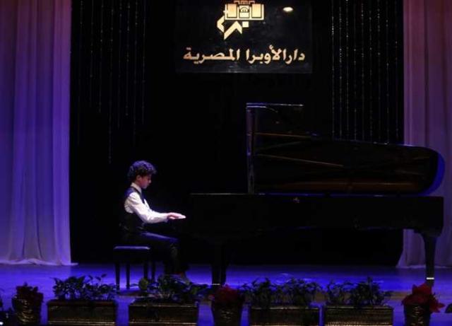 الدكتورة إيناس عبدالدايم تشهد حفل تنمية المواهب بالأوبرا وترحب بعازف البيانو رمزى يسى