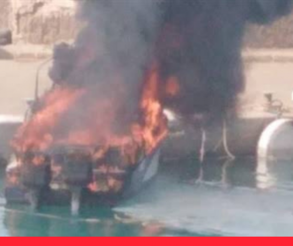 إنقاذ سائحين ومصري في حريق لنش إنقاذ بالبحر الأحمر
