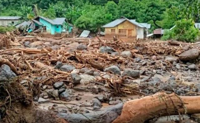 عاجل: أكثر من 50 قتيلا حصيلة فيضانات تضرب إندونيسيا وتيمور الشرقية