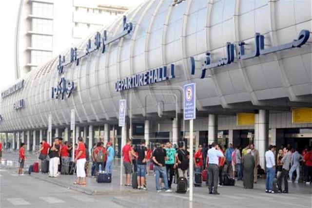 مطار القاهرة يرحل هندي مصاب بكورونا