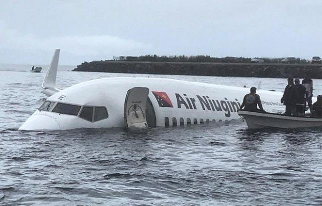 طائرة روسية تسقط في البحر