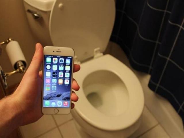 لا تستخدم الهاتف في الحمام