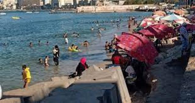 شواطئ الإسكندرية تستضيف أطفال بلا مأوى للترفيه عنهم