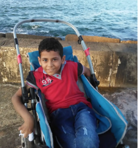 الطفل إبراهيم محمد يلتهم جسده بأسنانه