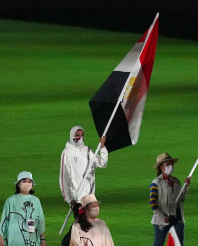 البطلة جيانا فاروق حاملة علم مصر في ختام أولمبياد طوكيو 2020