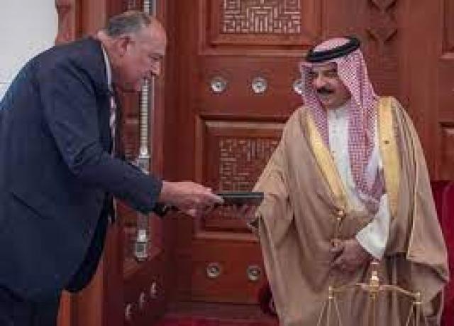 وزير الخارجية مع ملك البحرين