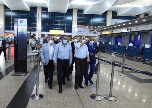 جولة رئيس الوزراء بمطار القاهرة