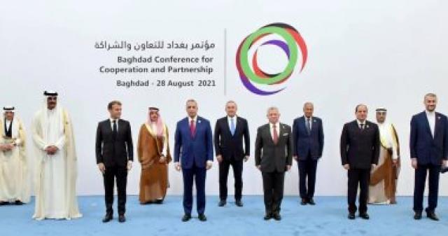 لقطة تذكارية لقادة وزعماء الدول في مؤتمر بغداد للتعاون والشراكة