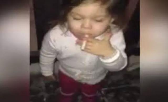 طفلة تدخن السجائر