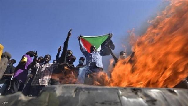 المحتجون في السودان يواجهون الرصاص والغاز المسيل للدموع