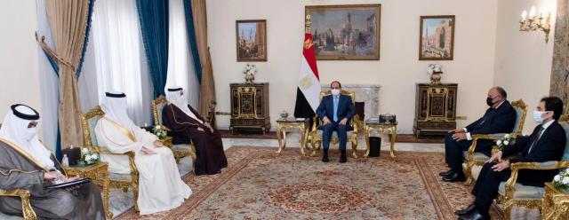 السيسي مع الشيخ خالد بن أحمد مستشار ملك البحرين للشئون الدبلوماسية