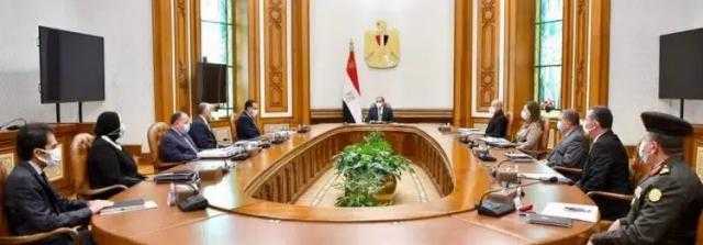عاجل.. الرئيس السيسي يجتمع مع عدد من الوزراء ومحافظ البنك المركزي