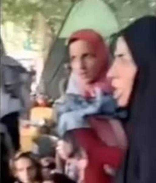 لعدم ارتدائها الحجاب إيرانية تدفع امرأة حامل على الأرض