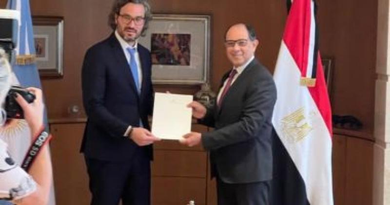 سفير مصر يسلم الدعوه لوزير خارجيه الأرجنتين