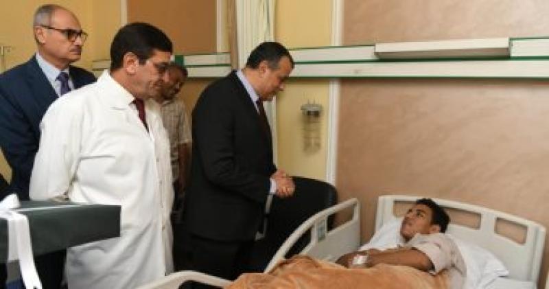 وزير الانتاج الحربي يزور مستشفى الوزاره