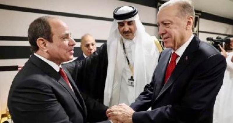 الرئيس السيسي ورجب طيب أردوغان يتوسطهم أمير قطر 
