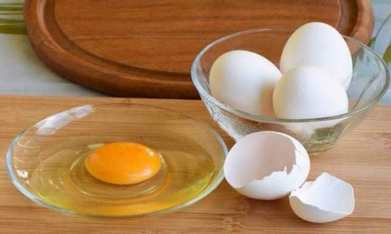 اشتريت بيض ولقيت صفاره فاتح جدا؟.. إليك السبب والفارق بينه وبين الطبيعي