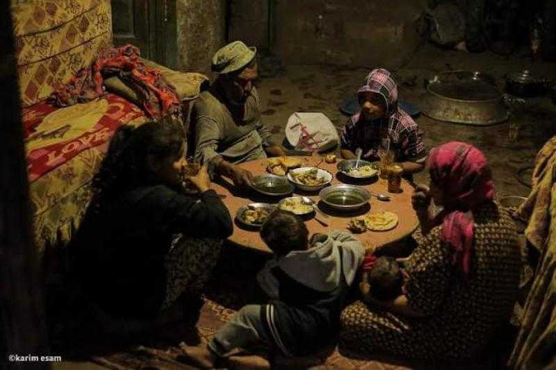 بعد تداول صور إفطارهم.. أول تحرك من محافظ المنوفية بشأن أسرة بالباجور