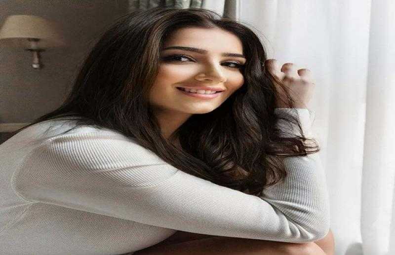مي عمر تشعل السوشيال ميديا بإطلالة جريئة