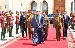 سلطان عمان يصل إلى طهران في زيارة رسمية تلبية لدعوة نظيره الإيراني