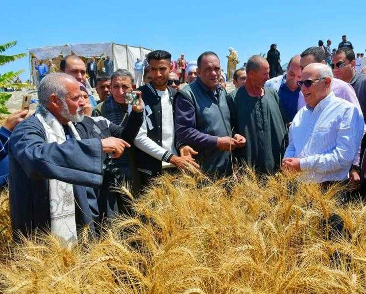 محافظ بورسعيد يشيد بجهود المزارعين  في زيادة المساحة المنزرعة بالقمح لهذا العام مقارنة بالعام الماضي