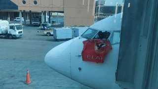 قائد رحلة مصر للطيران يرفع علم الأهلي قبل التوجه إلى المغرب (صور)