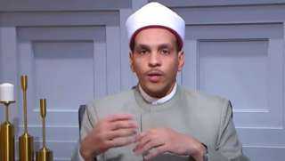 هل يجوز قراءة المرأة للقرآن على السرير بدون حجاب أو وضوء؟.. أمين الفتوى يجيب