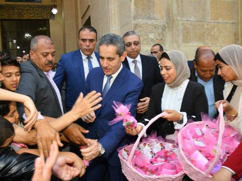 وسط أجواء من الفرحة محافظ الغربية يوزع هدايا الرئيس على المصلين بصلاة العيد