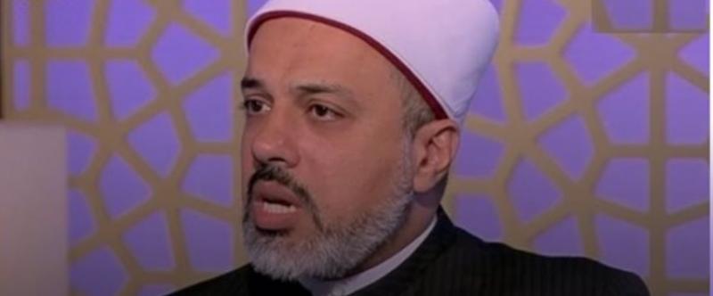 دار الإفتاء تحسم الجدل بشأن الصلاة بـ”الملابس الداخلية” في موجة الحر