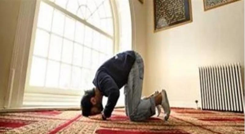 دار الإفتاء: الصلاة جالسا باطلة في هذه الحالة