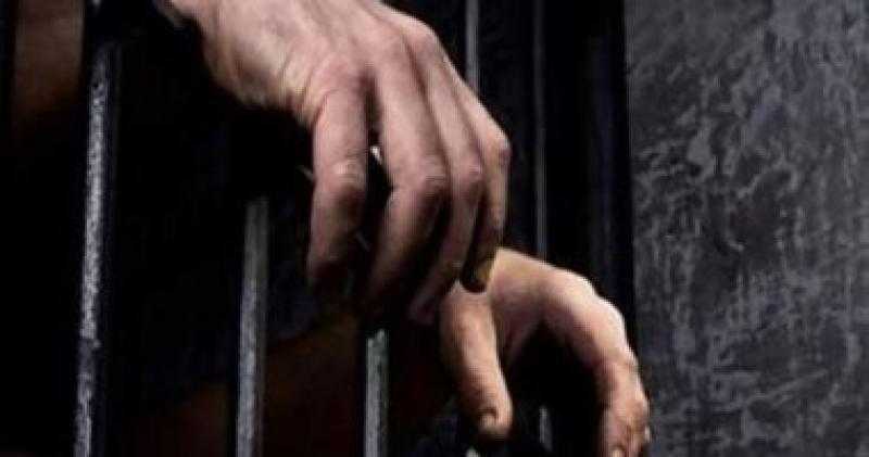 حبس عاطل انتحل صفه موظف للنصب على المواطنين فى مصر القديمه