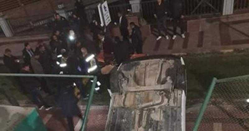 مصرع سيده وإصابه زوجها وطفلين إثر حادث إنقلاب سيارة فى التجمع