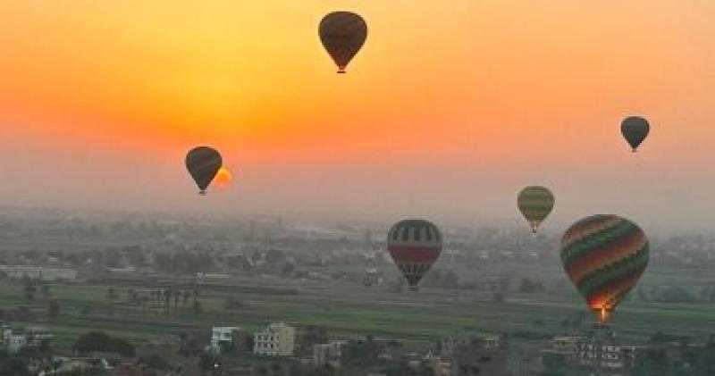 تحليق 35 رحله بالون طائر على متنها 840 سائحا غرب الأقصر