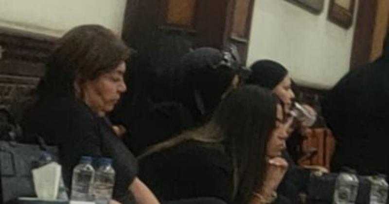 المخرجه منال الصيفى تتلقى العزاء فى زوجها الفنان أشرف مصيلحى بمسجد المشير