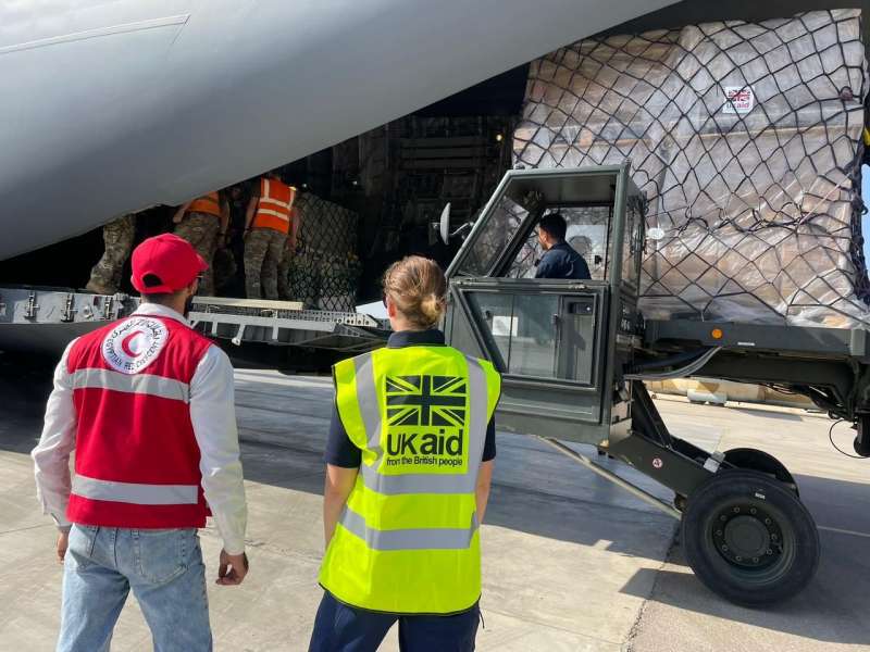 طائرة تحمل شحنة من مساعدات بريطانية منقذة للحياة لأجل غزة تصل إلى مصر