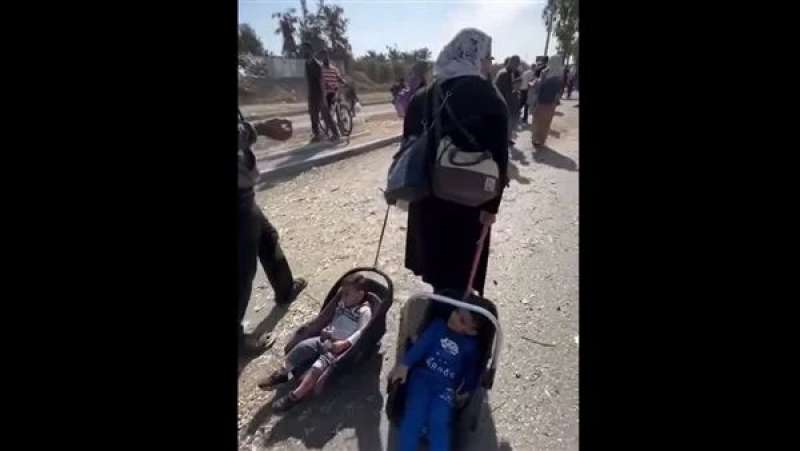 فلسطينية تجر طفليها لساعات من شمال غزة إلى وسطها