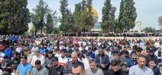 ألاف الافلسطنيين يؤدون صلاة الجمعه فى السجد الأقصى رغم القيود