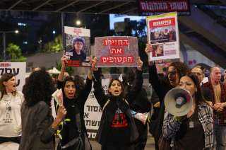 عائلات الأسرى الإسرائيليين تطالب نتنياهو بإنجاز الصفقة مع حماس
