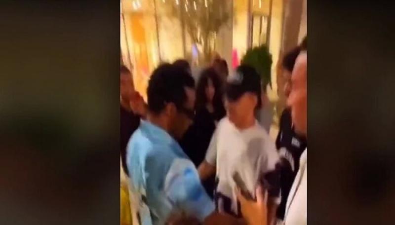 على خطى عمرو دياب محمد رمضان يصفع شاب