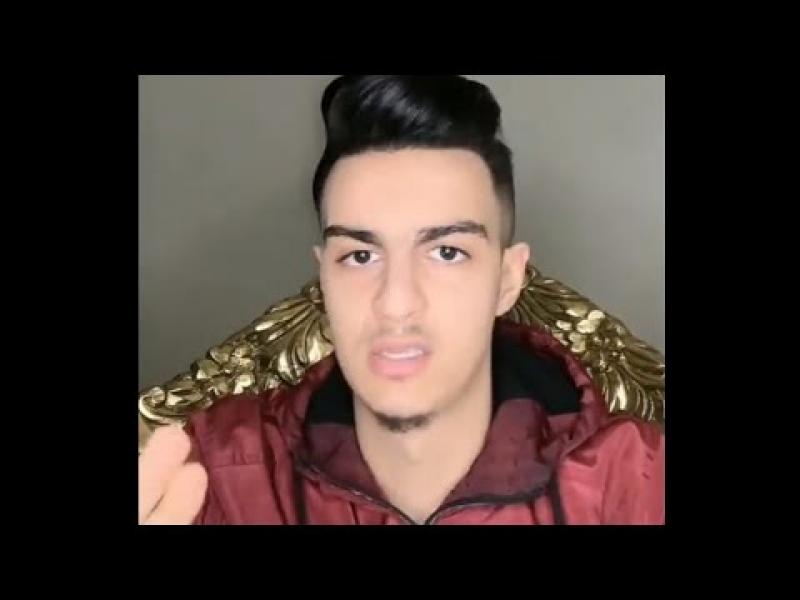 بلوجر يحتفل بحرق النقود