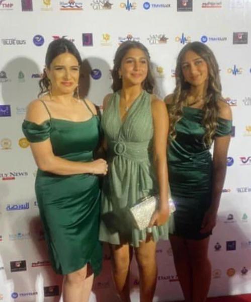 ميرنا وليد رفقه ابنتيها بفساتين مثيرة للجدل
