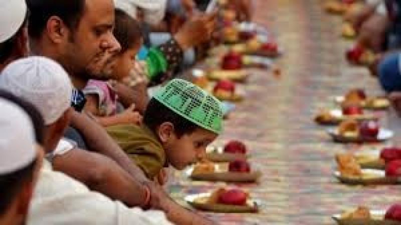 من حلق الرؤوس إلى تناول الملح.. عادات استقبال رمضان حول العالم | إنفوجراف