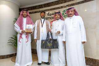 بدء تسليم بطاقات ”نسك” للحجاج.. و«مشارق الماسية» أول من تسلّمها