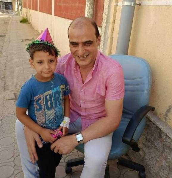 مدير مستشفى طهطا العام بسوهاج يشارك المرضى الاحتفال بالعيد