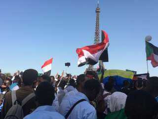 خبير: مظاهرات أبناء السودان في أوروبا تسعى لـ”كشف المستور” بالخرطوم