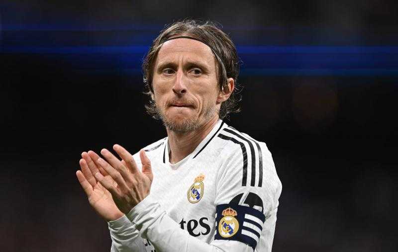 مودريتش يودع جماهير ريال مدريد بعد مسيرة حافلة بالبطولات |  إنفوجراف