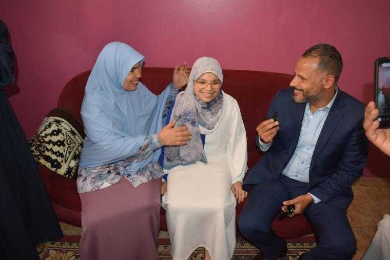 سياحة مستقبل وطن ببني سويف يهدي الطالبة الاولى على الثانوية العامة رحلة عمرة