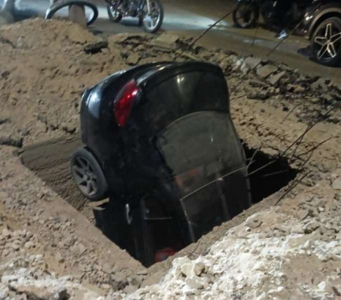 سقوط سيارة