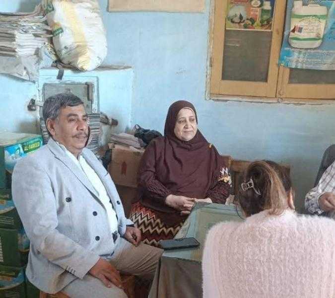 مديرة الإدارة الزراعية بطهطا تتابع أعمال توزيع الأسمدة بالجمعية الزراعية بقرية شيخ زين الدين